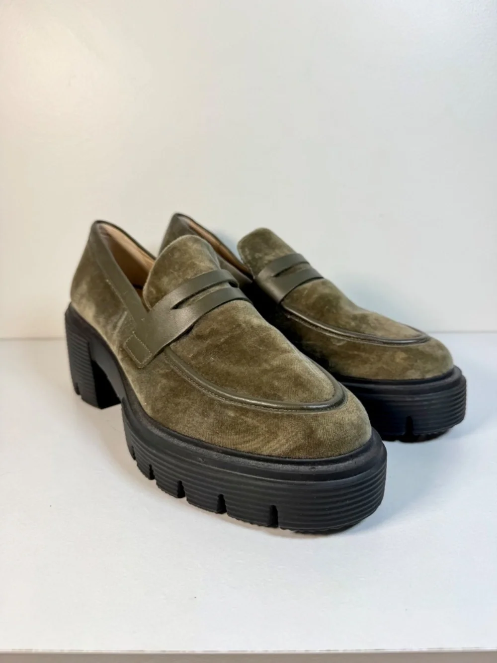 NWOB! Stuart Weitzman Soho Cargo Green Velvet Lug Sole Platform Loafers | Size 8